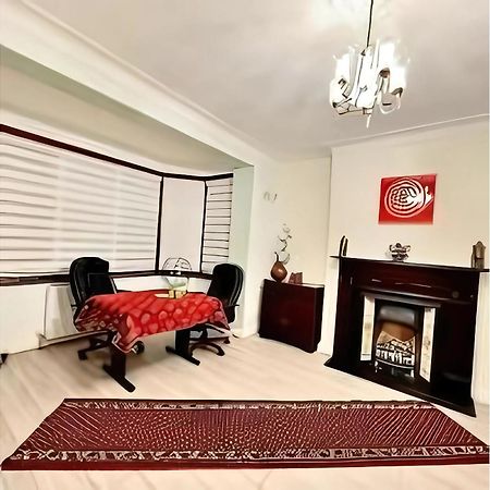 Beautiful Double En-Suite Room, Separate Entrance, Ilford, Central Line Gants Hill, Free Parking エクステリア 写真