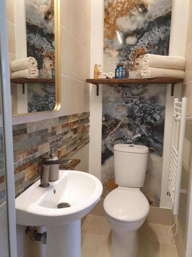 Beautiful Double En-Suite Room, Separate Entrance, Ilford, Central Line Gants Hill, Free Parking エクステリア 写真