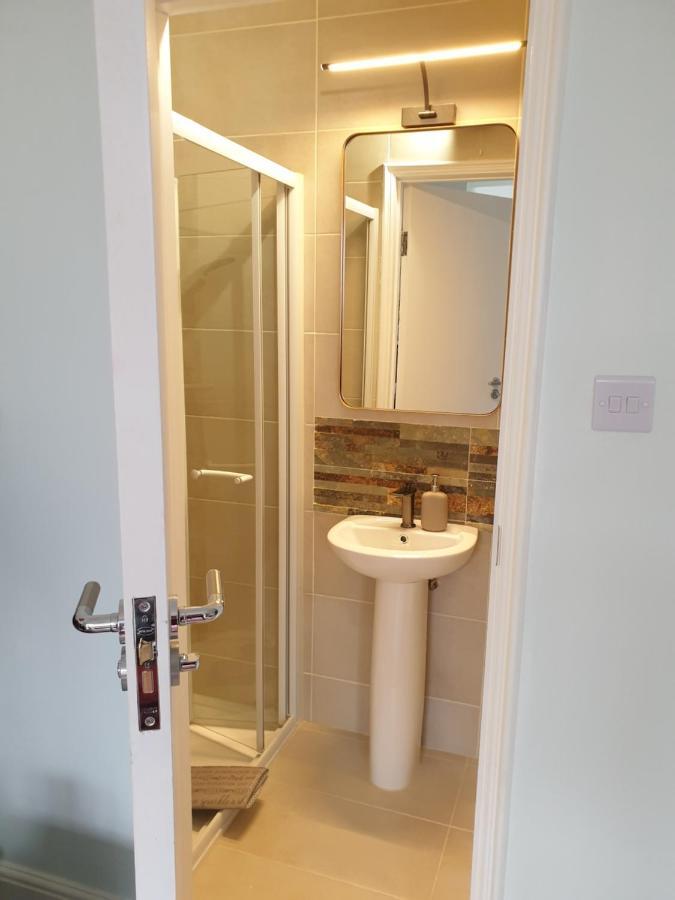 Beautiful Double En-Suite Room, Separate Entrance, Ilford, Central Line Gants Hill, Free Parking エクステリア 写真