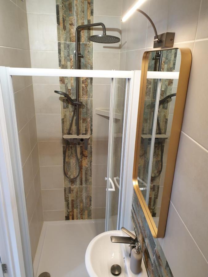 Beautiful Double En-Suite Room, Separate Entrance, Ilford, Central Line Gants Hill, Free Parking エクステリア 写真