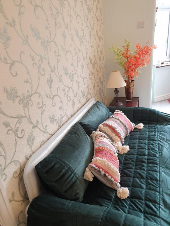 Beautiful Double En-Suite Room, Separate Entrance, Ilford, Central Line Gants Hill, Free Parking エクステリア 写真