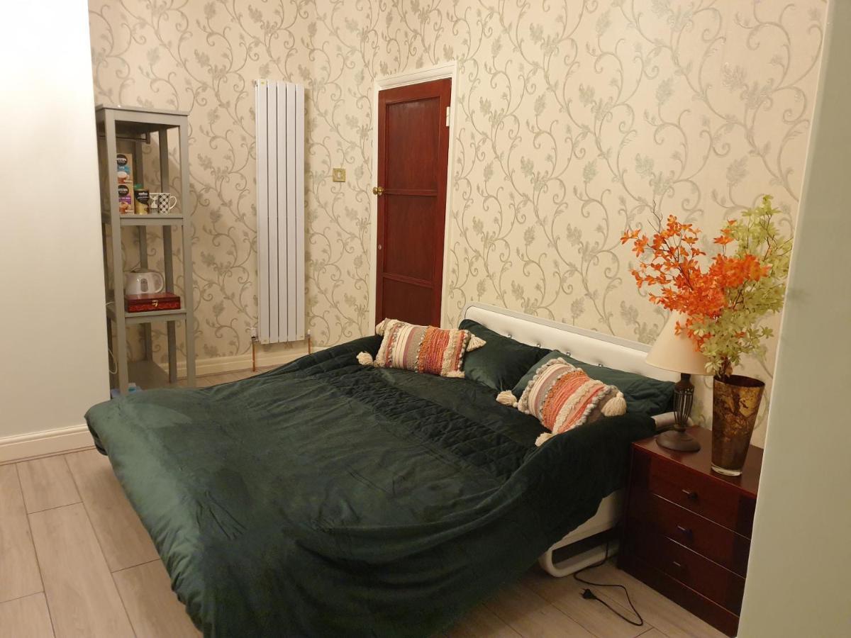 Beautiful Double En-Suite Room, Separate Entrance, Ilford, Central Line Gants Hill, Free Parking エクステリア 写真