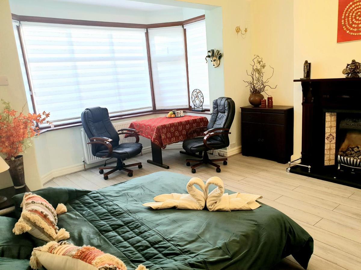 Beautiful Double En-Suite Room, Separate Entrance, Ilford, Central Line Gants Hill, Free Parking エクステリア 写真