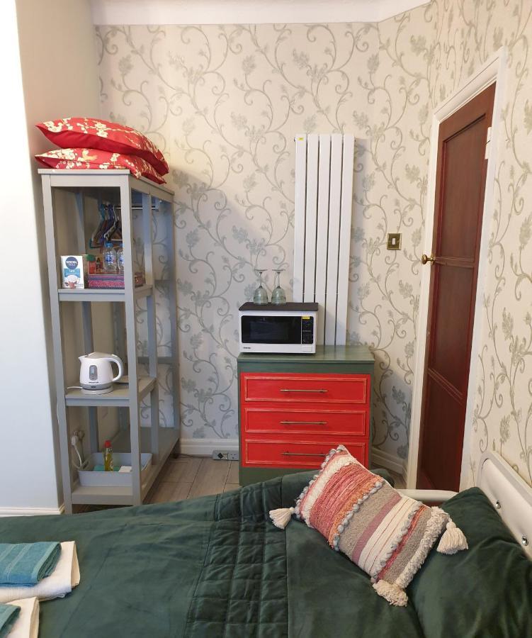 Beautiful Double En-Suite Room, Separate Entrance, Ilford, Central Line Gants Hill, Free Parking エクステリア 写真