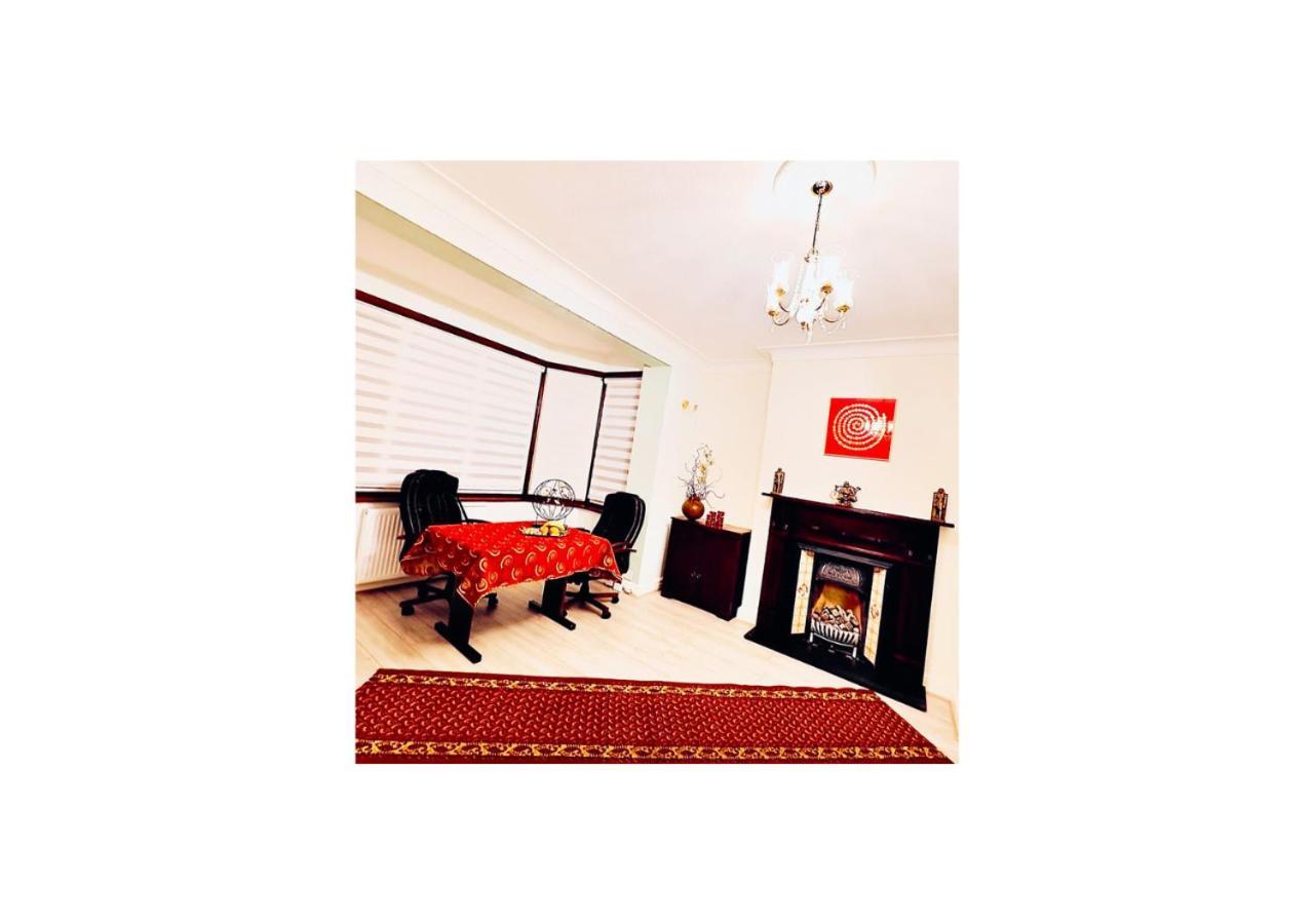 Beautiful Double En-Suite Room, Separate Entrance, Ilford, Central Line Gants Hill, Free Parking エクステリア 写真